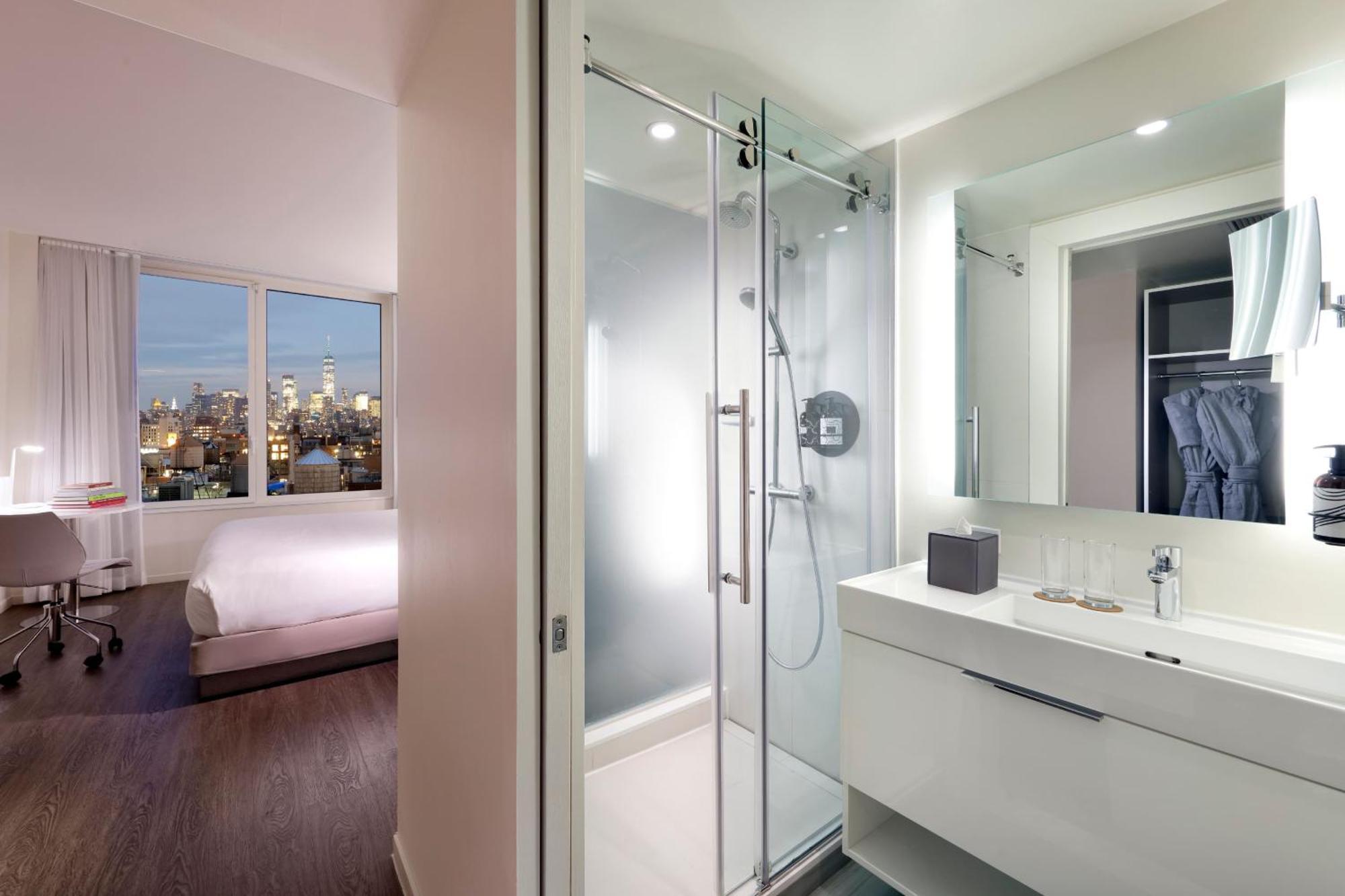 The INNSiDE Kamer - 2 Tweepersoonsbedden en Uitzicht op de Stad